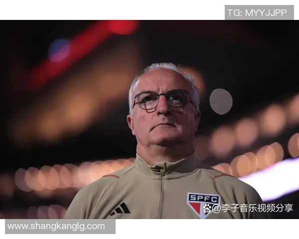 足球明星跌入低谷时刻的心路历程与逆境重生的励志故事